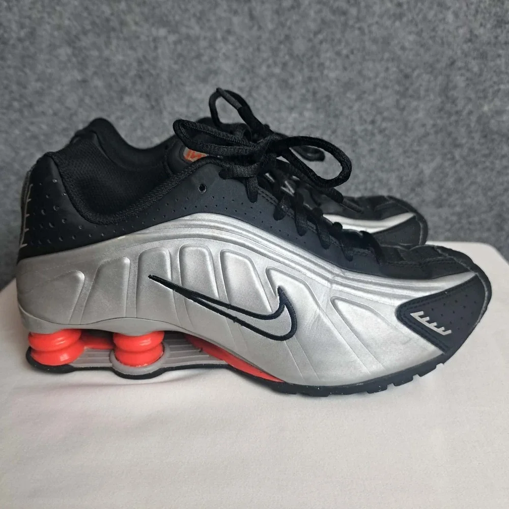Nike Shox R4 Red Black Metallic Silver Sneakers, Size 5.5Y / 7W BNIB CW2626-005